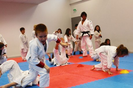 Une activité judo après la classe